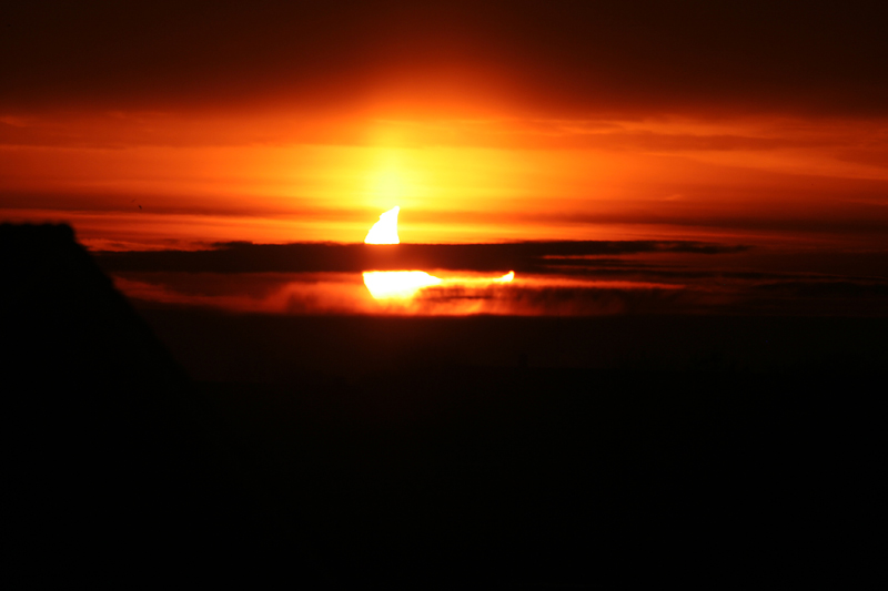 partiële zonsverduistering bij zonsopkomst