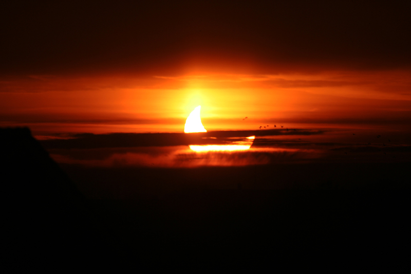 partiële zonsverduistering bij zonsopkomst