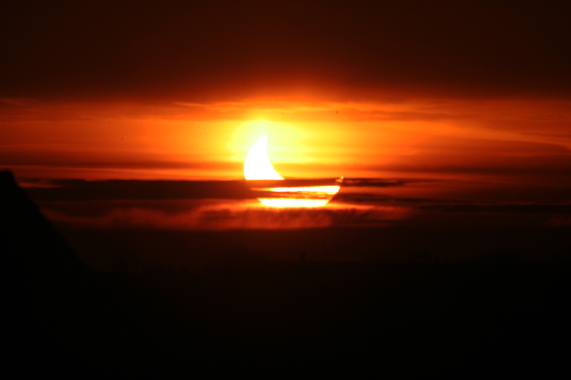 partiële zonsverduistering bij zonsopkomst