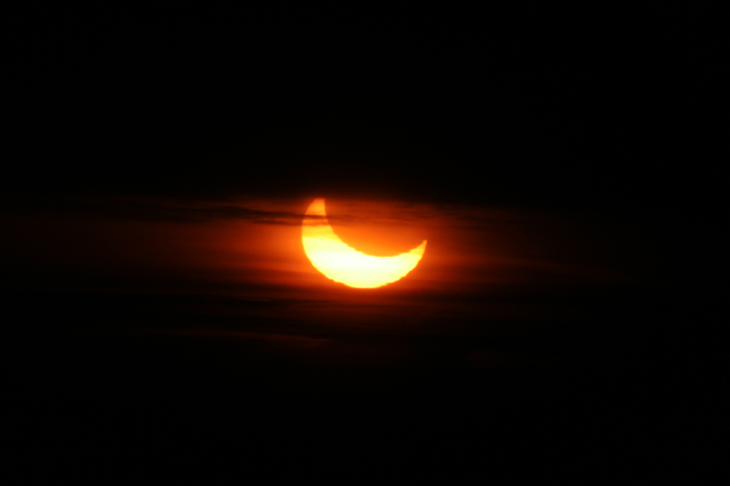 partiële zonsverduistering bij zonsopkomst